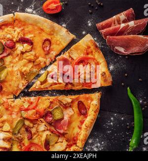 Pizza con salsiccia, prosciutto e pollo Foto Stock