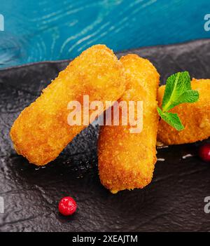 Strisce di pollo impanate con ketchup di pomodoro Foto Stock