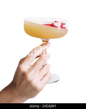 Mano di donna che tiene un cocktail daiquiri con fragole Foto Stock