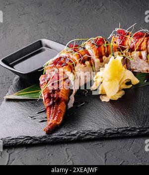 Panino canadese con anguilla, crema di formaggio e avocado su nero Foto Stock