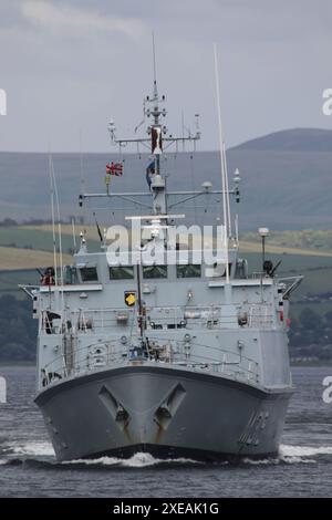 EML Ugandi (M315), un cacciatore di minatori di classe Sandown gestito dalla Marina estone, passando Greenock sul Firth of Clyde. La nave partecipa all'esercitazione Sea Breeze 24-1, un'esercitazione militare multinazionale che si svolge in Scozia. Questa nave aveva servito con la Royal Navy britannica come HMS Bridport (M105), fino a quando non fu dismessa nel 2005, per poi essere trasferita alla Marina estone nel 2008. Foto Stock