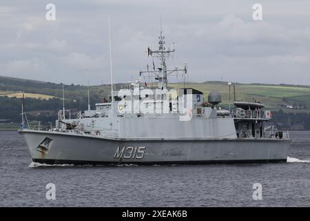 EML Ugandi (M315), un cacciatore di minatori di classe Sandown gestito dalla Marina estone, passando Greenock sul Firth of Clyde. La nave partecipa all'esercitazione Sea Breeze 24-1, un'esercitazione militare multinazionale che si svolge in Scozia. Questa nave aveva servito con la Royal Navy britannica come HMS Bridport (M105), fino a quando non fu dismessa nel 2005, per poi essere trasferita alla Marina estone nel 2008. Foto Stock