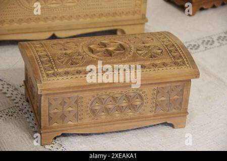 Scatola di legno. scatola in legno con motivo intagliato. produzione di scatole di legno fatte a mano. MasterCraft. C. Fai da te Foto Stock