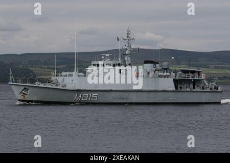 EML Ugandi (M315), un cacciatore di minatori di classe Sandown gestito dalla Marina estone, passando Greenock sul Firth of Clyde. La nave partecipa all'esercitazione Sea Breeze 24-1, un'esercitazione militare multinazionale che si svolge in Scozia. Questa nave aveva servito con la Royal Navy britannica come HMS Bridport (M105), fino a quando non fu dismessa nel 2005, per poi essere trasferita alla Marina estone nel 2008. Foto Stock