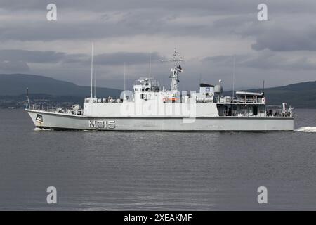 EML Ugandi (M315), un cacciatore di minatori di classe Sandown gestito dalla Marina estone, passando Greenock sul Firth of Clyde. La nave partecipa all'esercitazione Sea Breeze 24-1, un'esercitazione militare multinazionale che si svolge in Scozia. Questa nave aveva servito con la Royal Navy britannica come HMS Bridport (M105), fino a quando non fu dismessa nel 2005, per poi essere trasferita alla Marina estone nel 2008. Foto Stock