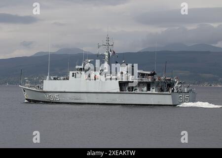 EML Ugandi (M315), un cacciatore di minatori di classe Sandown gestito dalla Marina estone, passando Greenock sul Firth of Clyde. La nave partecipa all'esercitazione Sea Breeze 24-1, un'esercitazione militare multinazionale che si svolge in Scozia. Questa nave aveva servito con la Royal Navy britannica come HMS Bridport (M105), fino a quando non fu dismessa nel 2005, per poi essere trasferita alla Marina estone nel 2008. Foto Stock