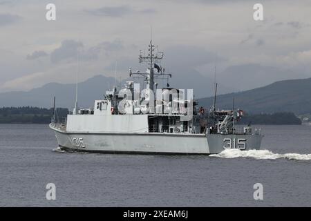 EML Ugandi (M315), un cacciatore di minatori di classe Sandown gestito dalla Marina estone, passando Greenock sul Firth of Clyde. La nave partecipa all'esercitazione Sea Breeze 24-1, un'esercitazione militare multinazionale che si svolge in Scozia. Questa nave aveva servito con la Royal Navy britannica come HMS Bridport (M105), fino a quando non fu dismessa nel 2005, per poi essere trasferita alla Marina estone nel 2008. Foto Stock