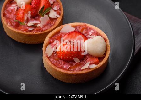 Deliziose crostate dolci con fragole e scaglie di cocco Foto Stock