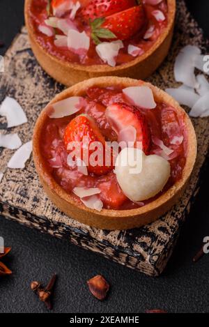 Deliziose crostate dolci con fragole e scaglie di cocco Foto Stock