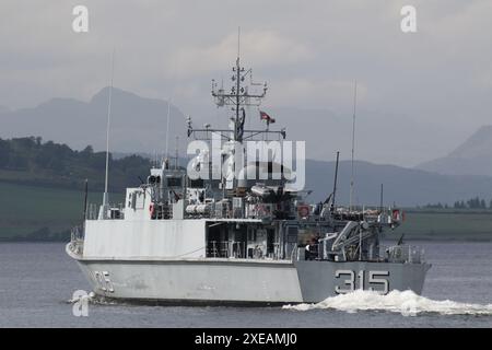 EML Ugandi (M315), un cacciatore di minatori di classe Sandown gestito dalla Marina estone, passando Greenock sul Firth of Clyde. La nave partecipa all'esercitazione Sea Breeze 24-1, un'esercitazione militare multinazionale che si svolge in Scozia. Questa nave aveva servito con la Royal Navy britannica come HMS Bridport (M105), fino a quando non fu dismessa nel 2005, per poi essere trasferita alla Marina estone nel 2008. Foto Stock