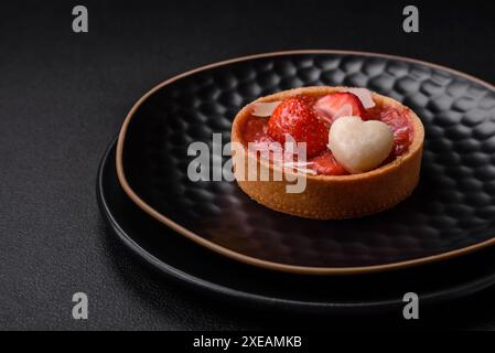 Deliziose crostate dolci con fragole e scaglie di cocco Foto Stock