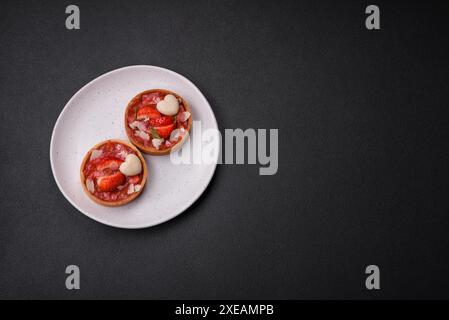 Deliziose crostate dolci con fragole e scaglie di cocco Foto Stock