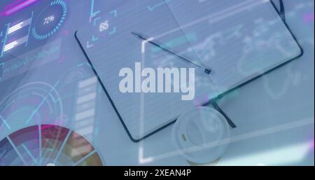 Immagine di mappa, grafici, icone di caricamento sopra la tazza di caffè e materiale da ufficio sulla scrivania Foto Stock