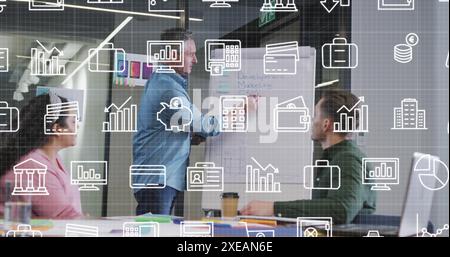 Immagine di più icone di diversi manager che spiegano la strategia ai colleghi sulla lavagna bianca Foto Stock