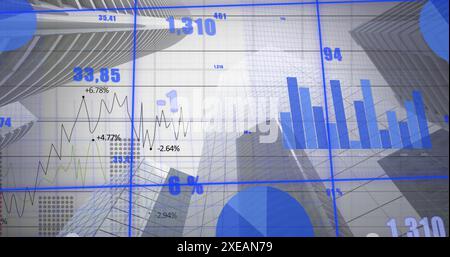 Immagine di più grafici con numeri variabili su una vista ad angolo basso degli edifici moderni Foto Stock