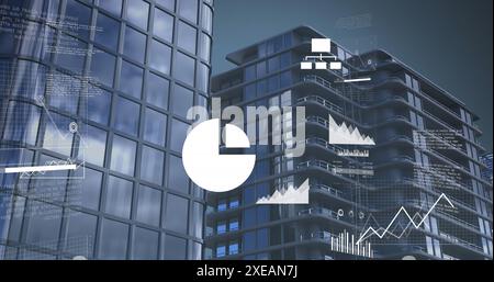Immagine di grafici, icone multiple e mappa su edifici moderni contro il cielo Foto Stock