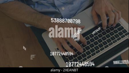 Immagine del cambiamento di numeri, lettere, vista dall'alto di un uomo caucasico seduto e che utilizza un laptop Foto Stock