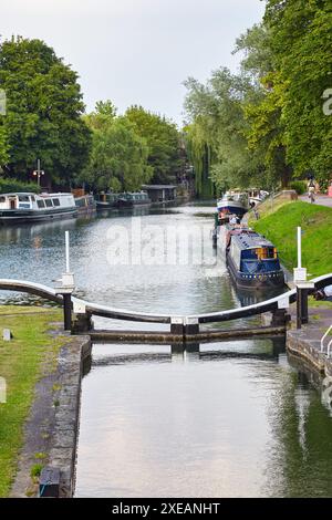 Cambridge, Regno Unito - 26 giugno 2010: Il cancello chiuso per il canale sul fiume Cam con i narrowboat. Cambridge. Cambridgeshire. United Kingd Foto Stock