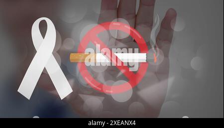 Immagine di una sigaretta illuminata con cartello di divieto di fumo e nastro bianco sopra la mano Foto Stock