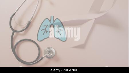 Immagine dei polmoni sullo stetoscopio e del nastro su sfondo rosa Foto Stock
