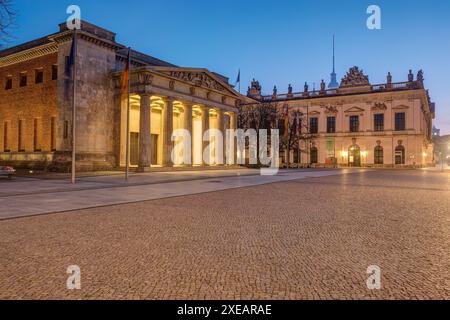 Il Neue Wache e il Museo storico tedesco di Berlino all'alba Foto Stock