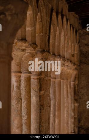 Galleria porticato di archi semicircolari su colonne appaiate Foto Stock