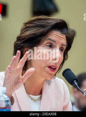 Il Segretario al commercio degli Stati Uniti Gina Raimondo appare davanti a una House Committee on Energy and Commerce | Subcommittee on Innovation, Data, and Commerce Hearing 'The Fiscal Year 2025 Department of Commerce budget' nel Rayburn House Office Building a Washington, DC, mercoledì 26 giugno 2024. Credito: Rod Lamkey/CNP/MediaPunch Foto Stock