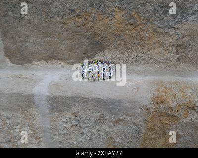 Roccia gentilezza con te roccia dipinta su gradino di cemento Foto Stock