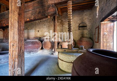 Antico frantoio nel museo di stoccaggio Commandaria nel villaggio di Laneia. Monte Troodos. Cipro Foto Stock