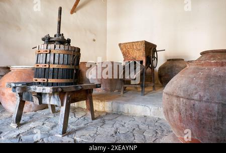 Piccolo museo della produzione di vino a Lania - gli antichi villaggi di coltivazione dell'uva. Limassol. Cipro Foto Stock