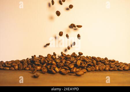 Chicchi di caffè tostati che volano nell'aria. Sfondo per il caffè. Foto Stock