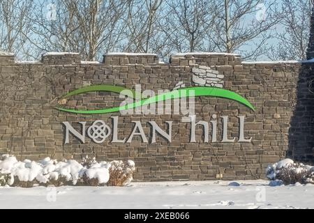 Calgary, Alberta, Canada. 6 marzo 2024. Cartello di benvenuto di Nolan Hill, un quartiere residenziale nel quadrante nord-ovest di Calgary Foto Stock