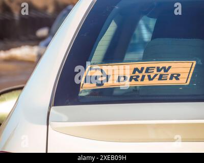 Calgary, Alberta, Canada. 6 marzo 2024. Primo piano di un cartello che indica il nuovo conducente posizionato sul finestrino posteriore di un'auto. Foto Stock