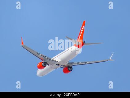 Calgary, Alberta, Canada. 6 marzo 2024. Un aereo Sunwing Airlines, una compagnia aerea canadese low cost con sede a Toronto Foto Stock