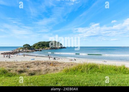 Monte Maunganui nuova Zelanda - 23 gennaio 2012; scena estiva sulla spiaggia di Mount Ocean con persone sulla sabbia in lontananza dall'isola Moturiki. Foto Stock