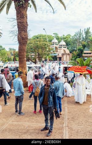 Pellegrino cristiano ortodosso al culto per strada durante le vacanze di Pasqua. Bahir Dar, Etiopia Foto Stock