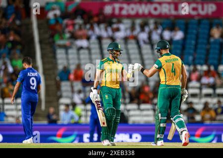 TAROUBA, TRINIDAD AND TOBAGO, 26 giugno 2024: Reeza Hendricks, centro, pugno pompa Aiden Markram dopo aver battuto a quattro contro l'Afghanistan durante la Coppa del mondo T20 maschile ICC nelle Indie occidentali e negli Stati Uniti semifinale alla Brian Lara Cricket Academy il 26 giugno 2024 a Trinidad e Tobago. (Foto di Daniel Prentice/Alamy) Foto Stock