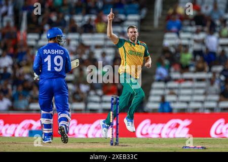 TAROUBA, TRINIDAD AND TOBAGO, 26 giugno 2024: Anrich Nortje del Sud Africa, a destra, celebra dopo il bowling Afghanistan Rashid Khan durante la semifinale di Coppa del mondo T20 maschile ICC nelle Indie occidentali e negli Stati Uniti alla Brian Lara Cricket Academy il 26 giugno 2024 a Trinidad e Tobago. (Foto di Daniel Prentice/Alamy) Foto Stock