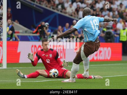 Stoccarda, Germania. 26 giugno 2024. Romelu Lukaku (R) del Belgio spara al pallone durante la partita UEFA Euro 2024 del gruppo e tra Belgio e Ucraina a Stoccarda, Germania, 26 giugno 2024. Crediti: Philippe Ruiz/Xinhua/Alamy Live News Foto Stock