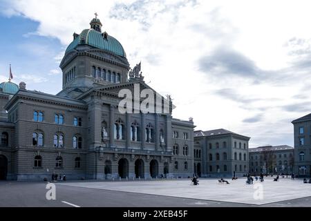 Vista dell'edificio centrale del Palazzo federale della Svizzera, sede del governo svizzero, situato a Berna, capitale di fatto della Svizzera Foto Stock