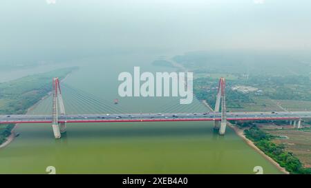 Vista aerea dello skyline del ponte Nhat Tan nella città di Hanoi, Vietnam. Foto Stock