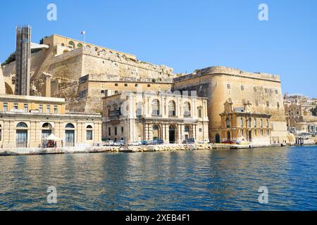 La vista di Fort Lascaris dall'acqua del Grand Harbour. Malta Foto Stock