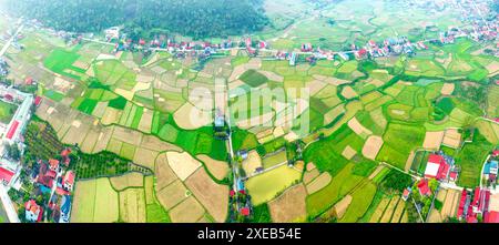 Paesaggio della valle Bac Son intorno con case su pitotis nella vista delle montagne del villaggio a Lang Son, Vietnam Foto Stock