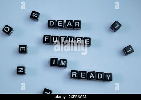 Concetto di Dear Future IM Ready scritto su blocchi di legno. Immagine con elaborazione incrociata su sfondo in legno Foto Stock