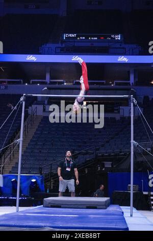 Minneapolis, Minnesota, Stati Uniti. 25 giugno 2024. JOSHUA KARNES pratica sulla barra orizzontale ai test olimpici statunitensi a Minneapolis (immagine di credito: © Karen I. Hirsch/ZUMA Press Wire) SOLO USO EDITORIALE! Non per USO commerciale! Foto Stock