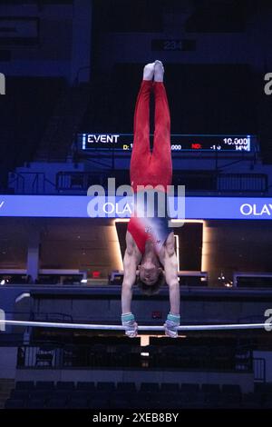 Minneapolis, Minnesota, Stati Uniti. 25 giugno 2024. JOSHUA KARNES pratica il bar orizzontale ai test olimpici statunitensi a Minneapolis. (Credit Image: © Karen I. Hirsch/ZUMA Press Wire) SOLO PER USO EDITORIALE! Non per USO commerciale! Foto Stock