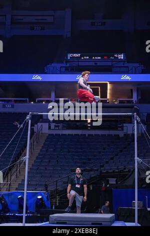 Minneapolis, Minnesota, Stati Uniti. 25 giugno 2024. JOSHUA KARNES pratica sulla barra orizzontale ai test olimpici statunitensi a Minneapolis (immagine di credito: © Karen I. Hirsch/ZUMA Press Wire) SOLO USO EDITORIALE! Non per USO commerciale! Foto Stock