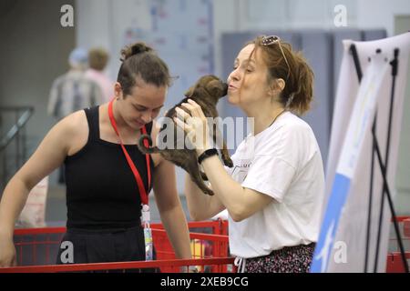 Non esclusiva: KIEV, UCRAINA - 22 GIUGNO 2024 - Una donna tiene un cucciolo durante l'evento del giorno dell'adozione presso il Centro esposizioni Internazionale di Kiev, Capit Foto Stock