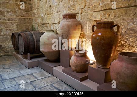 Vasi in ceramica nella zona cucina del palazzo dell'Inquisitore, Vittoriosa, Malta. Foto Stock