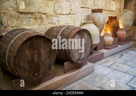 Botti e vasi in ceramica nella zona cucina del palazzo dell'Inquisitore, Vittoriosa, Malta. Foto Stock